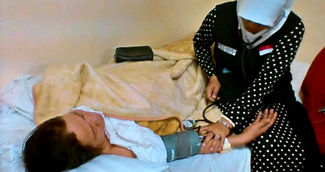 Petugas kesehatan kloter saat memeriksakan kesehatan jamaah di pemondokan kemarin.